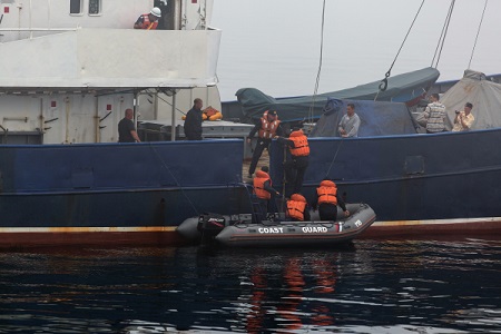 Крымские таможенники спасли моряков с терпящего бедствие буксира