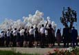 Сотни белых шаров выпустили в небо Карачаево-Черкесии в память о жертвах теракта в Беслане