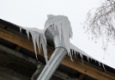 Ледяная глыба упала на коляску в нижегородском Дзержинске, пострадали двое детей