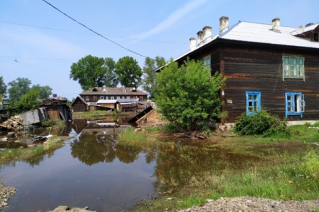 Более 20 домов-памятников подтоплены в пострадавшем от наводнения Нижнеудинске