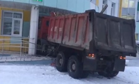 Комиссия проверит состояние детсада в Ханты-Мансийске, протараненного грузовиком
