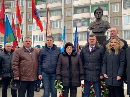 Памятник Герою России Комягину открыли в Тамбовской области