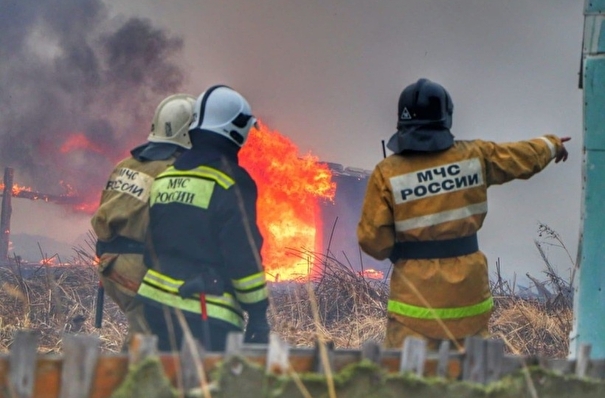 Десятки дач и строений горят в пяти садовых товариществах в Иркутской области