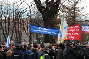 100 человек в Риге организовали шествие за право жителей Крыма самим решать свою судьбу