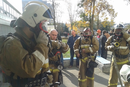 Смоленские спасатели потушили условный пожар в административном здании АЭС