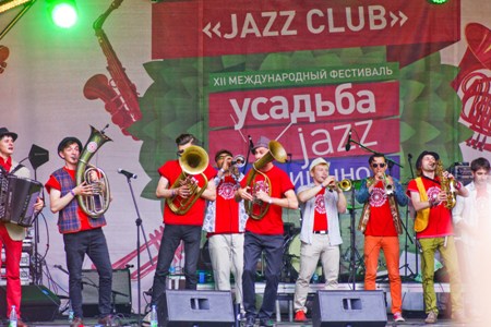 Более 50 музыкальных коллективов выступили на фестивале "Усадьба Jazz" в столичном Царицыно