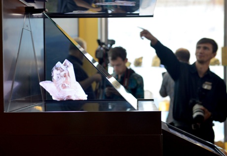 УГМК подарила кемеровскому музею 3D-витрины и коллекцию минералов Урала и Сибири