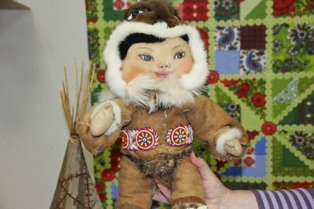 Кукол на Колыме нарядили в национальные костюмы