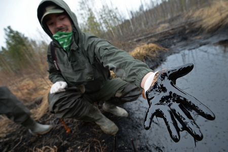 Крупный разлив нефти произошел на севере Сахалина