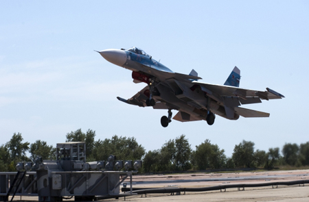 Десять палубных истребителей Су-33 и штурмовиков Су-25УТГ прибыли в Крым