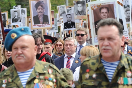 Юг России встретил 9 мая парадами Победы и шествиями "Бессмертного полка"