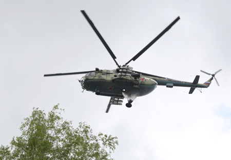 Вертолет МЧС эвакуирует с Эльбруса травмированного альпиниста из Владивостока