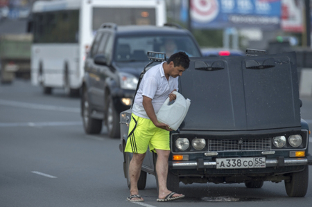 Тюменских водителей-сердечников призывают отложить поездки из-за 30-градусной жары