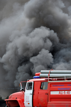 Пожар на складе пиломатериалов в Иркутске локализован, тушение может занять двое суток
