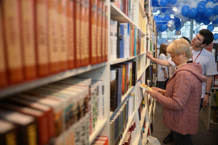Брянская таможня передала старинные книги в музей в Крыму