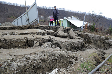 Оползень повредил 15 домов в чеченском селе
