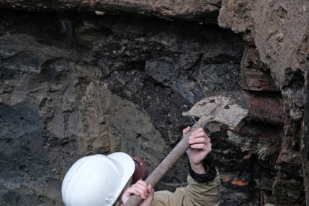 Археологи обнаружили на месторождении в ХМАО древние украшения и орудия труда