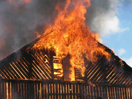Три дома пострадали от огня в Томске, жителей одного из них расселят