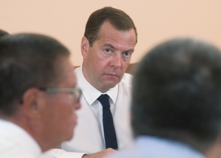 Медведев поручил рационально распоряжаться средствами на строительство дорог в Крыму