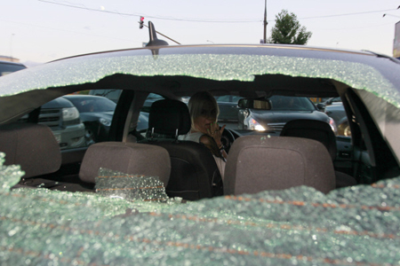 Вор за одну ночь разбил стекла и ограбил 20 автомобилей в Саратове