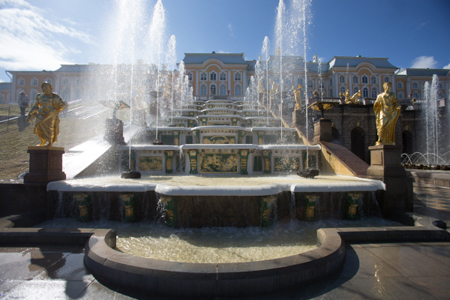 В Петергофе отмечают 70-летие запуска фонтанов после войны