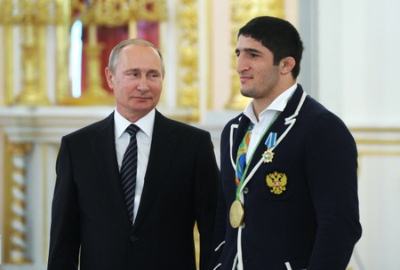Олимпийский чемпион Садулаев получил 6 млн рублей и ахалтекинского скакуна