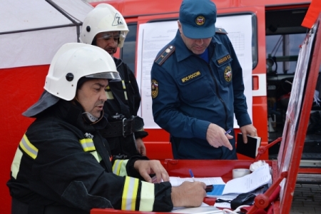 Более 20 специалистов СКР расследуют дело о пожаре на складе в Москве