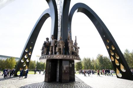 Памятник нефтяникам открыли в ХМАО