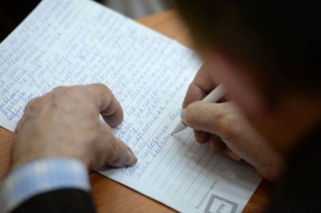 Летчик Ярошенко подписал документ о своей передаче в Россию