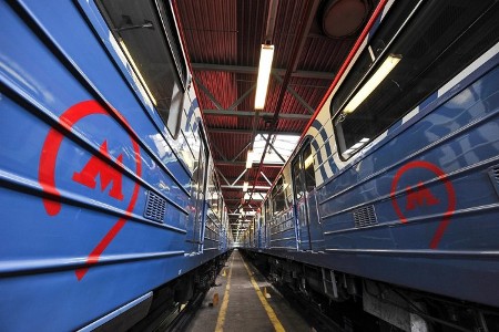 Объявления в поездах "оранжевой" ветки  метро переведут на английский язык