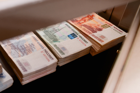 Директор екатеринбургской фирмы пытался незаконно вывести за границу 100 млн рублей