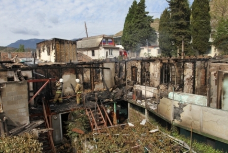 Столетний барак сгорел в Крыму: погибла пенсионерка, госпитализирован старик