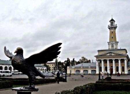 Бронзовый голубь, приносящий удачу, установлен в центре Костромы