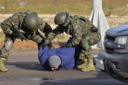Полицейские в Екатеринбурге задержали девять подозреваемых в незаконном обороте драгоценных камней