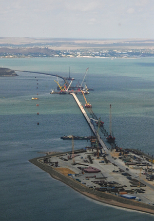 Строители начали укладывать проезжую часть Керченского моста