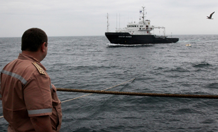 Судно Северного флота пришло на помощь трем рыбакам, терпящим бедствие в Белом море