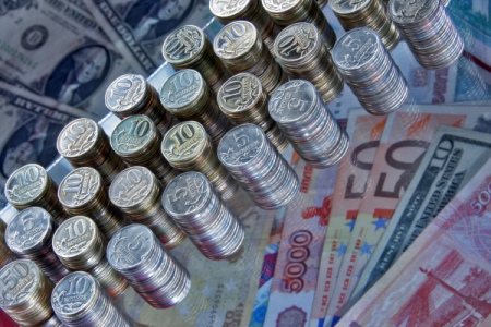Рубль стабилен к доллару и евро