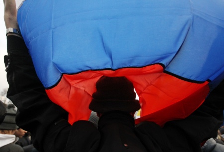 В Волгограде дворники для уборки листвы использовали флаг РФ