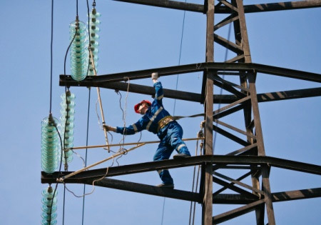 Аварийные отключения электричества на Кубани ликвидируют третьи сутки