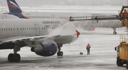 Московские аэропорты задержали или отменили около 90 рейсов из-за снегопада