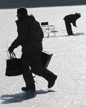 Заблудившихся на льду водохранилища рыбаков спасли в Новосибирске