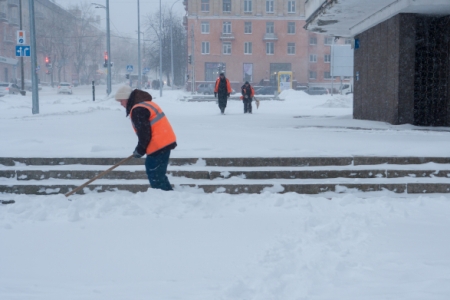 Коммунальщики ликвидируют последствия сильного снегопада в Москве