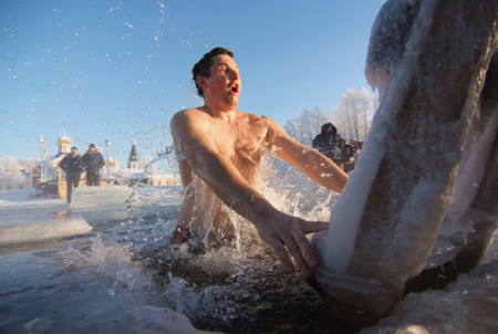 Около 90 тыс. человек приняли участие в крещенских купаниях в Москве