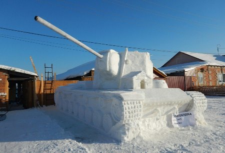 Скульптура танка из снега появилась в Свердловской области