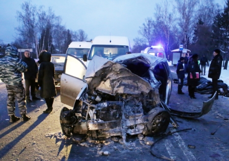 Два легковых автомобиля столкнулись на трассе в Саратовской области, погибли шесть человек