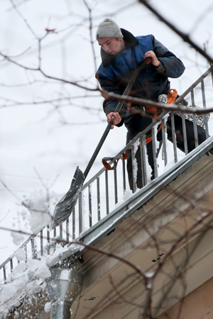Уголовное дело возбуждено по факту падения снежой шапки на младенца с крыши оренбургского ТРЦ
