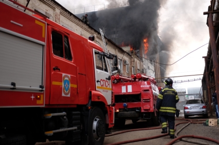 Два человека пострадали в результате пожара в жилом доме на северо-востоке Москвы