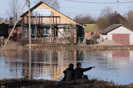 Паводок подтопил ряд населенных пунктов в Тыве и Приволжье, сообщают спасатели
