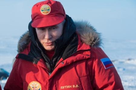 Путин поручил Минобороны и ФСБ обеспечить интересы РФ в Арктике