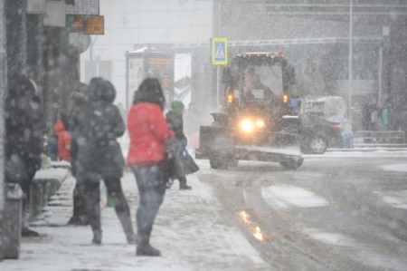 Коммунальные службы устраняют последствия ночного снегопада в столице
